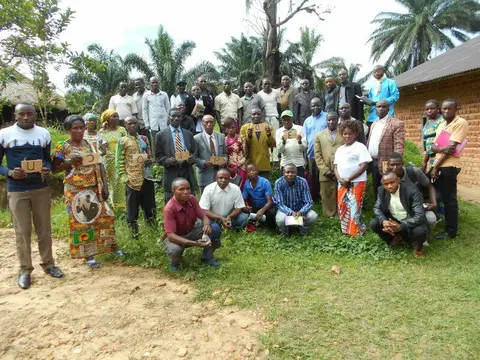 Bedhunganɛ a eluu ndasu | Unissons-nous pour notre langue